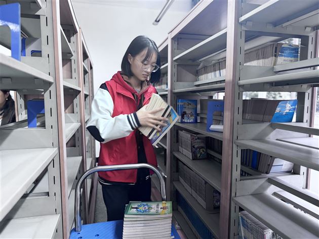 典籍藏智慧 拂尘焕新序——棠外“薪火”学生志愿者活动(一)