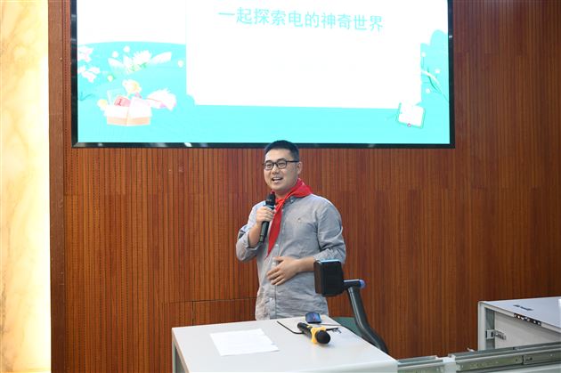 “电”亮未来 精彩“童”行——记棠外附小二年级家长义工课堂