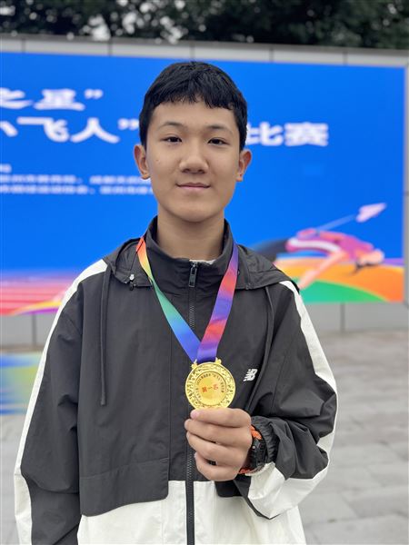 棠外学子斩获成都市跨栏冠军——初中田径队参加“快乐之星”2024 年成都市“小飞人”田径比赛夺冠