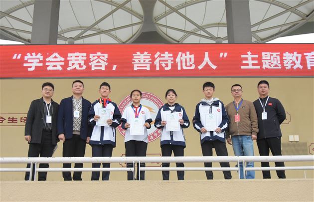棠外学子斩获成都市跨栏冠军——初中田径队参加“快乐之星”2024 年成都市“小飞人”田径比赛夺冠