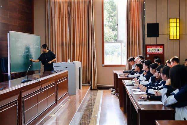 西南民族大学师范生赴棠外开展见习活动