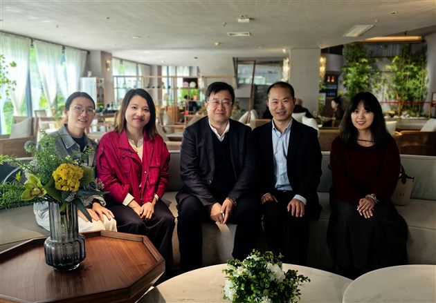 我校初中教师与中国教育学会班主任专委会副理事长、秘书长,《班主任》杂志社社长、主编赵福江合影