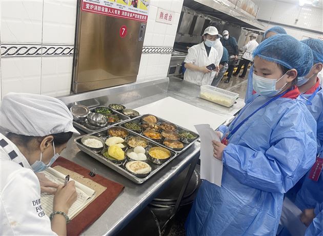 健康相伴,眼见为“食”——棠外膳食管理学生委员会深入学校餐厅参观
