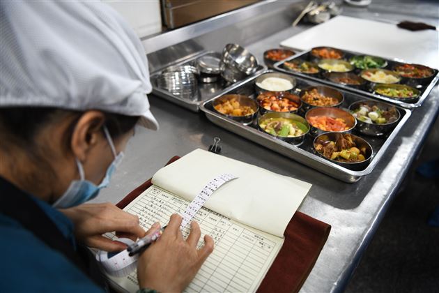 守护饮食安全 共筑健康校园——棠外召开食堂管理工作专题会议