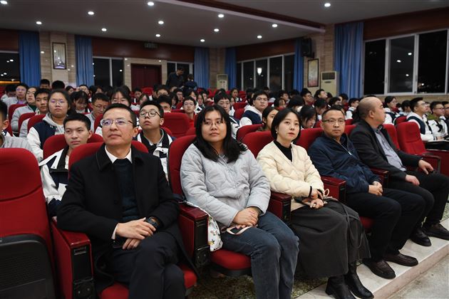 中国海洋大学、厦门大学向棠外授“优质生源基地”牌匾