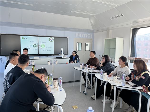 姜芹老师和学科老师交流