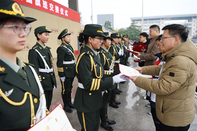 传护旗薪火 承使命荣光——棠外初中举行第二十届国旗班交接仪式