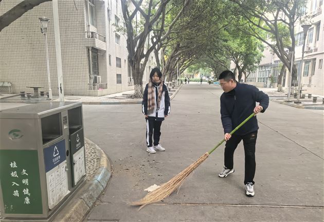 全员清洁行动 共建美好校园——记棠外初2023级1班校内劳动实践活动 