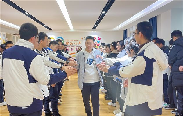 “合”你有约 “竞”待花开——棠外开展高三学生心理团体辅导