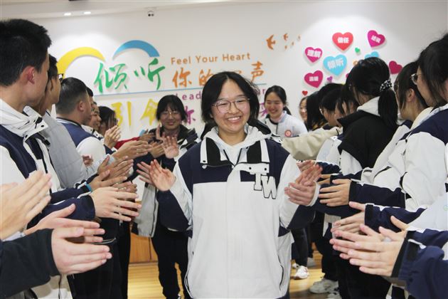 “合”你有约 “竞”待花开——棠外开展高三学生心理团体辅导