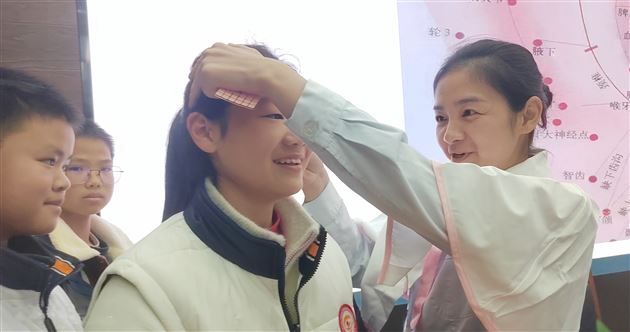 校园科普中医知识 点亮健康智慧明灯——记棠外初2024级学生参加双流区中医院中医药知识进校园活动
