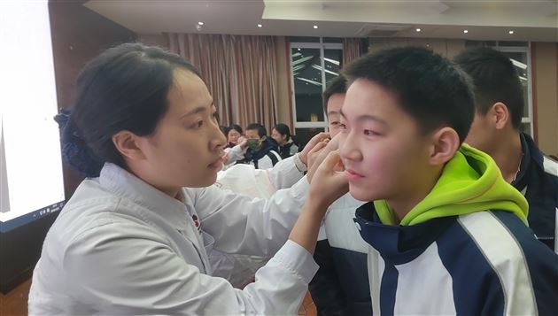 校园科普中医知识 点亮健康智慧明灯——记棠外初2024级学生参加双流区中医院中医药知识进校园活动