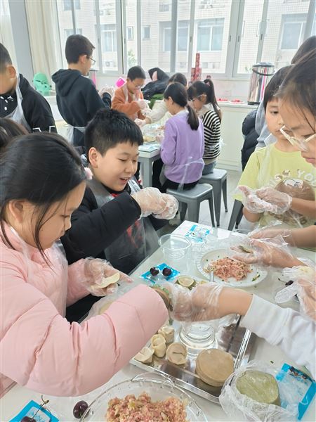 冬至饺香满校园 劳动素养绽芳华