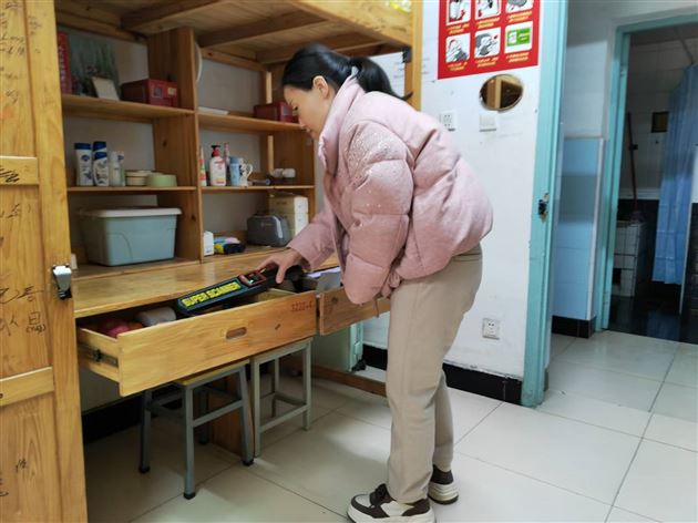 强化公寓手机管理 助力学生健康成长——棠外初中开展学生公寓手机专项检查行动