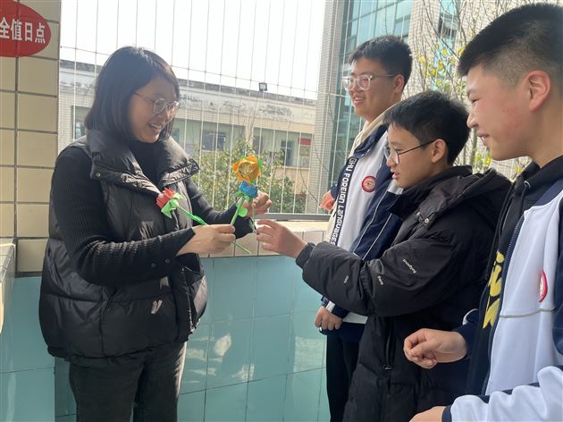 劳动育美德 感恩在行动——棠外初中开展2025年妇女节主题劳动教育活动