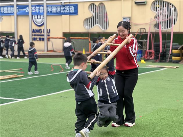 活力早操展风采 器械运动促成长——棠湖仁智幼儿园开展2025年春季早操评赛
