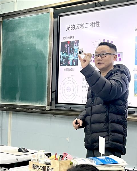 光学进课堂 点燃科学梦——棠外初2024级5班开展家长义工课堂