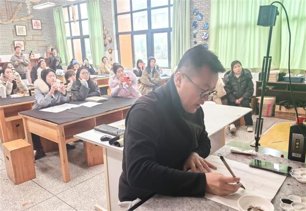 水墨传薪续华章,丹青溢彩绘新篇——棠外附小王宪龙老师为双流区教师国画团做专题培训