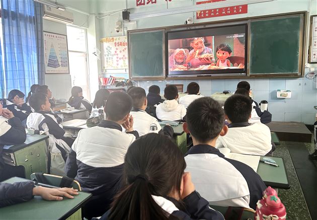 以光影疗愈心灵 用文化叩问生命——棠外初2024级“光影疗愈·电影心灵映”心理健康主题活动