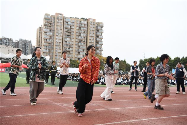 梦驰赛场燃青春 “径”彩飞扬展风华——棠外高中举行“多威杯”第二十一届田径运动会
