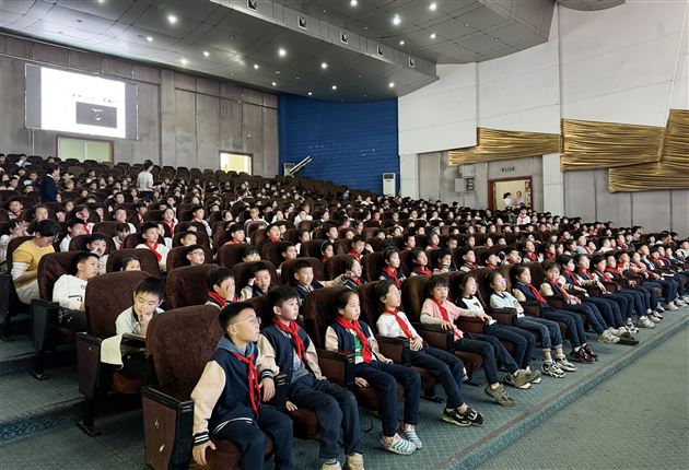 探索宇宙之眼 点亮科学未来——记棠外附小三年级家长义工课堂