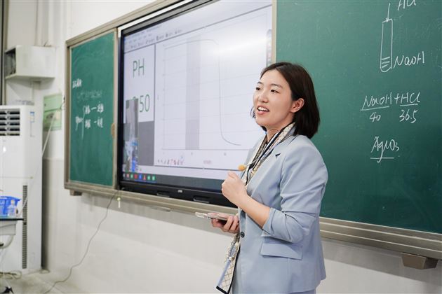 棠外初中张晓莹老师受邀在四川省中学校长协会初中专委会2025年学术年会中作示范课展示