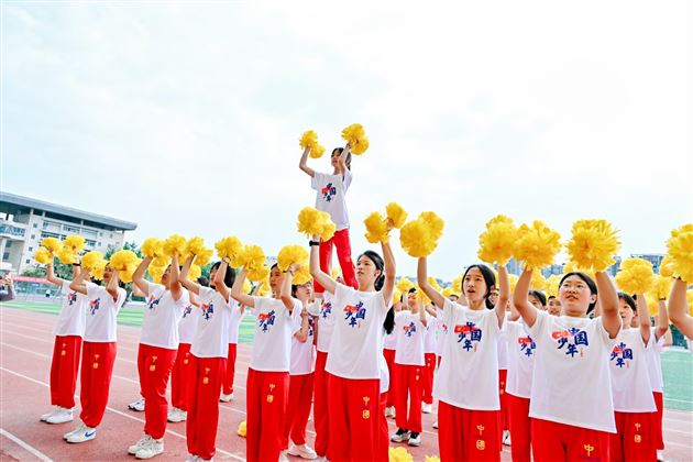 红色基因燃赛场,青春逐梦绽锋芒——成都棠湖外国语学校初中“多威杯”第二十一届春季田径运动会圆满举行
