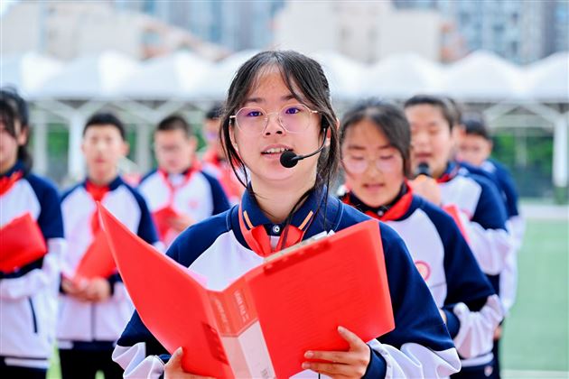 红色基因燃赛场,青春逐梦绽锋芒——成都棠湖外国语学校初中“多威杯”第二十一届春季田径运动会圆满举行