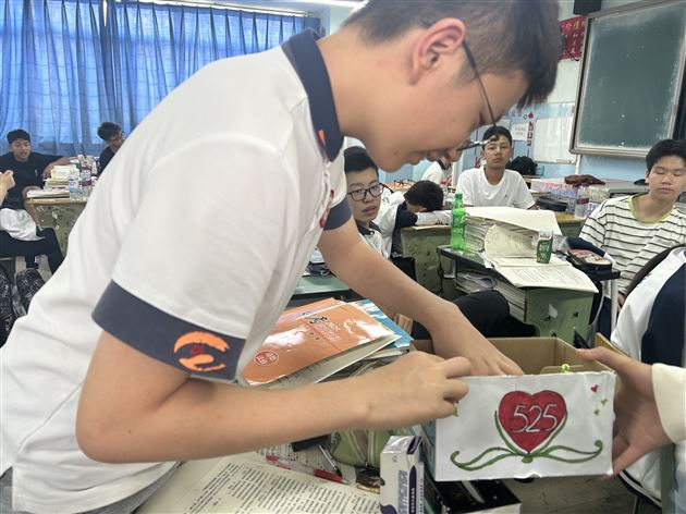 书签传能量,学长学姐加油!——棠外初中2025“525我爱我”心理健康节系列活动(三)