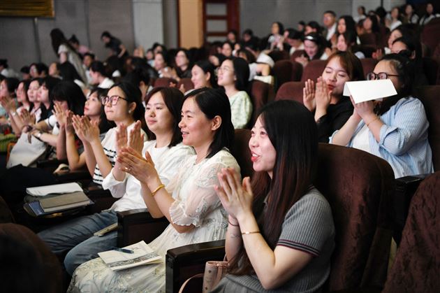 点亮阅读之光,开启整本书阅读新旅程——棠外附小成功举办双流区小学语文整本书学习任务群专题研讨活动