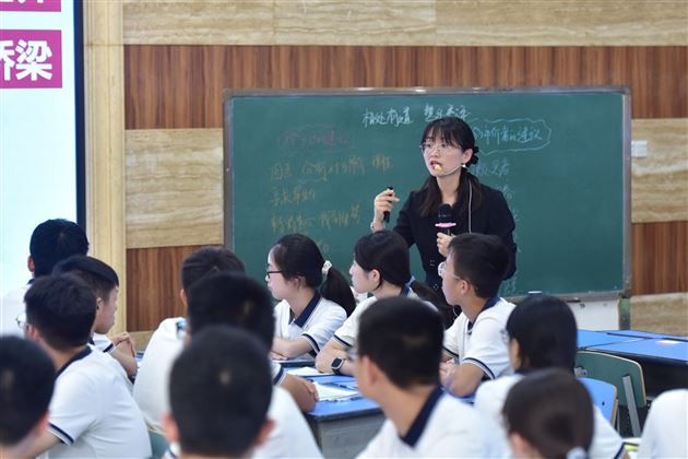 以理念为帆 筑育人之基——成都市第十一届中小学班主任技能大赛决赛(中学 3 组)在我校圆满收官