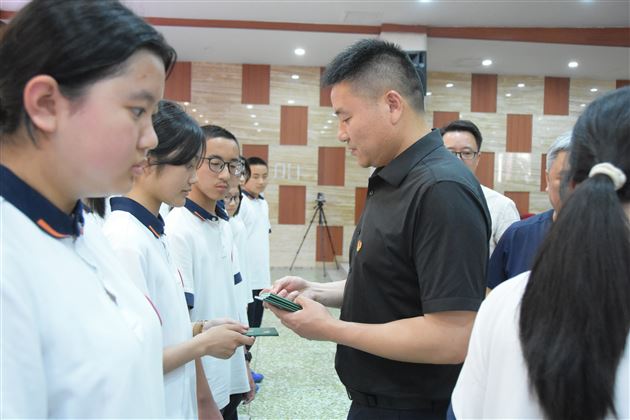 红心向党聚,入团赴新程——棠外初中举行2024-2025学年度下学期入团仪式