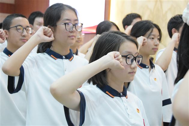 红心向党聚,入团赴新程——棠外初中举行2024-2025学年度下学期入团仪式