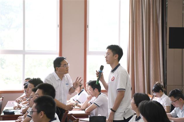 以理念为帆 筑育人之基——成都市第十一届中小学班主任技能大赛决赛(中学 3 组)在我校圆满收官