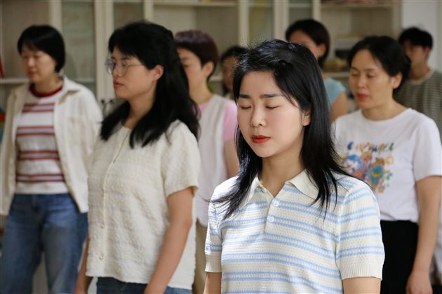 高效休息与正念训练——棠外成功承办双流区中学教师心理团辅活动