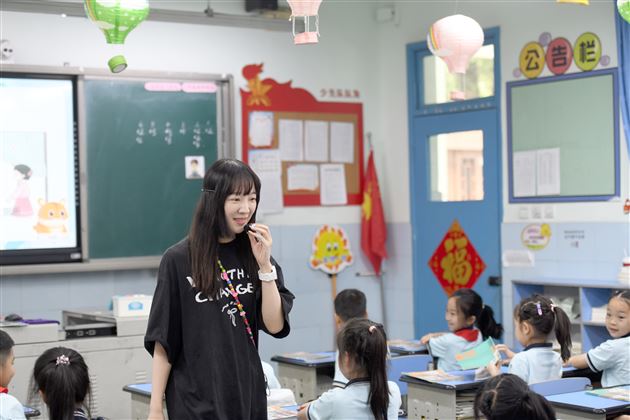 深研教材促成长,精耕课堂求发展——成都市小学道德与法治教研员周玫老师莅临棠外附小指导工作