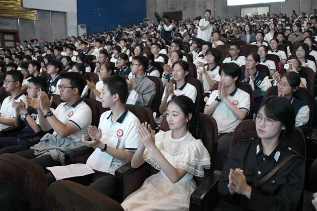 致敬话剧经典 点燃青春梦想——棠外高中仁譞文学社举办第二十届话剧展演活动 