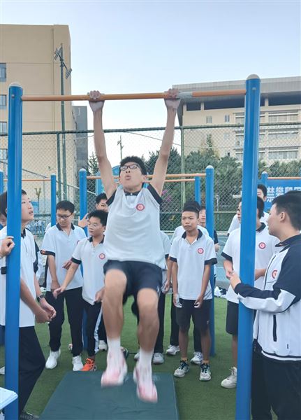 巅峰对决  力臂擎天——记棠外初2023级“擎天臂力王”引体向上挑战赛
