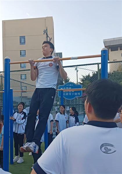 巅峰对决  力臂擎天——记棠外初2023级“擎天臂力王”引体向上挑战赛