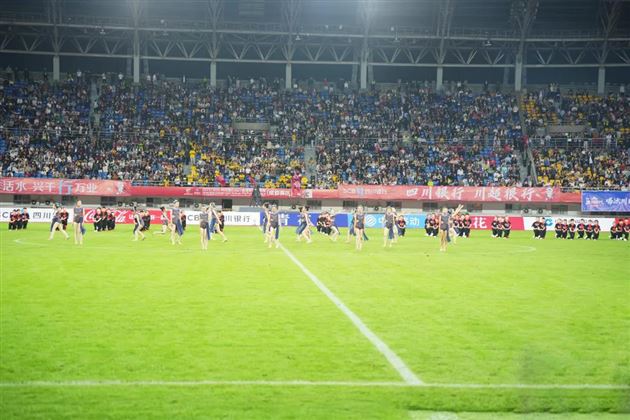 棠外附小啦啦操队在川超赛场精彩亮相 