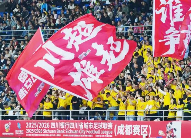 棠外附小啦啦操队在川超赛场精彩亮相