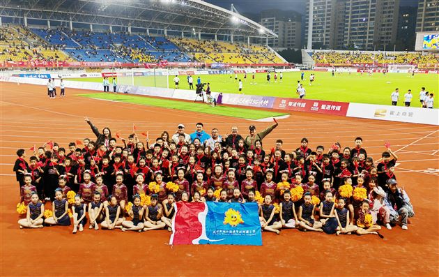 棠外附小啦啦操队在川超赛场精彩亮相