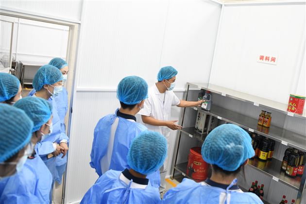 走进食堂“零距离” 膳食监督护成长——棠外膳食管理学生委员会开展食堂探访活动