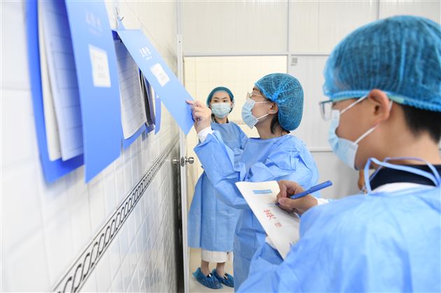 走进食堂“零距离” 膳食监督护成长——棠外膳食管理学生委员会开展食堂探访活动