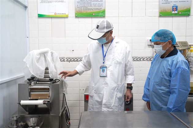 聚焦食堂膳食“吃”心实事，守护师生“舌尖上的安全”——棠外膳食管理教职工代表委员会走进食堂后厨