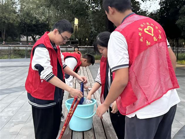 践行劳动奉献 擦亮文明底色——棠外高中“薪火”志愿服务队开展“清洁家园，青年先行”的社区志愿服务活动