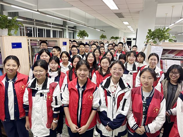 志愿劳动淬炼青春 躬身实践闪耀初心——棠外高一年级入团积极分子参加图书馆清洁志愿活动