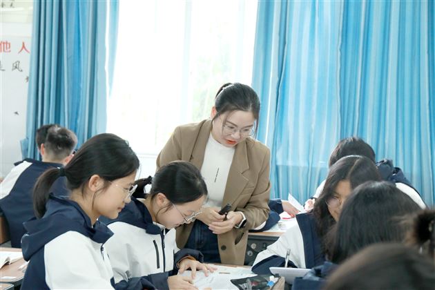 政治教师谭延丹献课