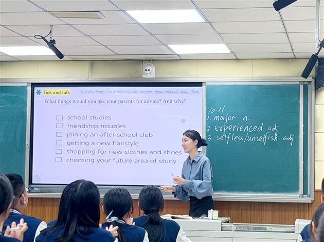 四维能力协同进阶 共筑英语“好课堂”——李秀芳外语名师工作坊成功举办新教师课堂展评活动 