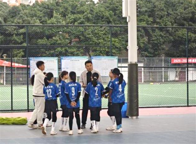 比赛期间苏楠教练指导比赛